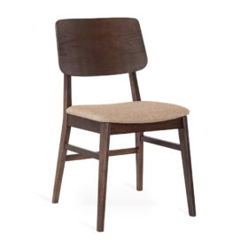 Sidovy på stol Stevie i rökbetsad lackad ek med beige tygsits. Tillverkad av Torkelson.