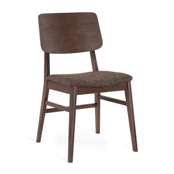 Sidovy på stol Stevie i rökbetsad lackad ek med brun tygsits. Tillverkad av Torkelson.
