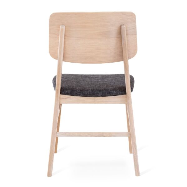Vy på baksida av stol Stevie i vitoljad ek med grå tygsits. Tillverkad av Torkelson.
