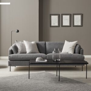 Miljöbild på Brunstads soffa Lyric klädd i ett grått tyg med grövre struktur.