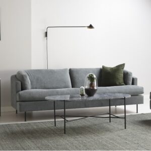 Miljöbild på Brunstads soffa Lyric klädd i ett grått tyg.