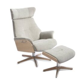 Air snurrfåtölj med fotpall från Conform i offwhite tyg och sidor i ek.