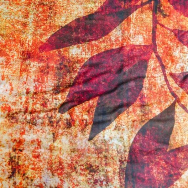 Detaljbild på åslakanset Masha multi, från Kayori. Rödoranga toner och bladmönster.