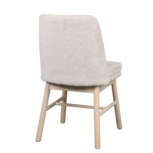 Baksida på Amesbury stol från Rowico. Stolen är klädd i ett mjukt ljusbeige tyg med fin struktur. Ben av vitpigmenterad lackad ek.