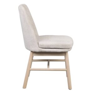 Sidovy på Amesbury stol från Rowico. Stolen är klädd i ett mjukt ljusbeige tyg med fin struktur. Ben av vitpigmenterad lackad ek.