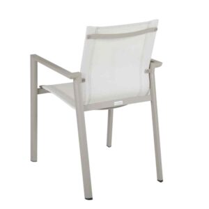 Baksida på stapelbara Delia karmstol från Brafab. Khakifärgad aluminium och textlen i vitt.
