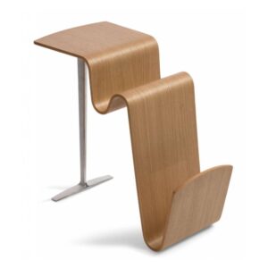 Funco fåtöljbord i ek i mjukt flödande design. Elegant förvaring i vågdalarna. Tillverkas av Conform.
