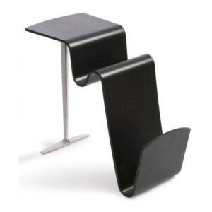 Funco fåtöljbord i svart i mjukt flödande design. Elegant förvaring i vågdalarna. Tillverkas av Conform.