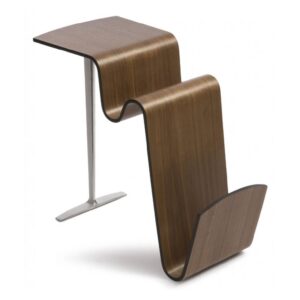 Funco fåtöljbord i valnöt i mjukt flödande design. Elegant förvaring i vågdalarna. Tillverkas av Conform.