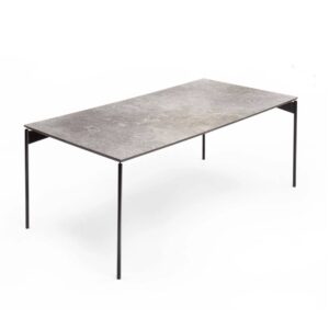 Livornio är ett rektangulärt soffbord som finns i fler utföranden samt i två höjder. Här med en topp i betonglaminat. Tillverkat av Kleppe.