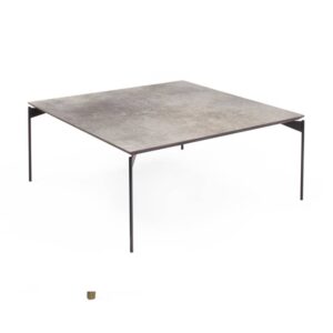 Livornio är ett kvadratiskt soffbord som även finns i fler utföranden samt i två höjder. Här med en topp i betonglaminat. Tillverkat av Kleppe.