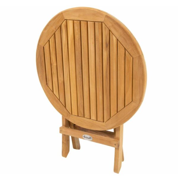 Skagen fåtöljbord i teak är 50 cm i diameter. Här ihopfällt för smidig förvaring. Från Hartman.