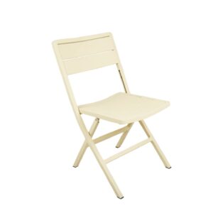 Wilkie i aluminium från Brafab är moderna, fällbara stolar i härliga färger. Här en gul variant.