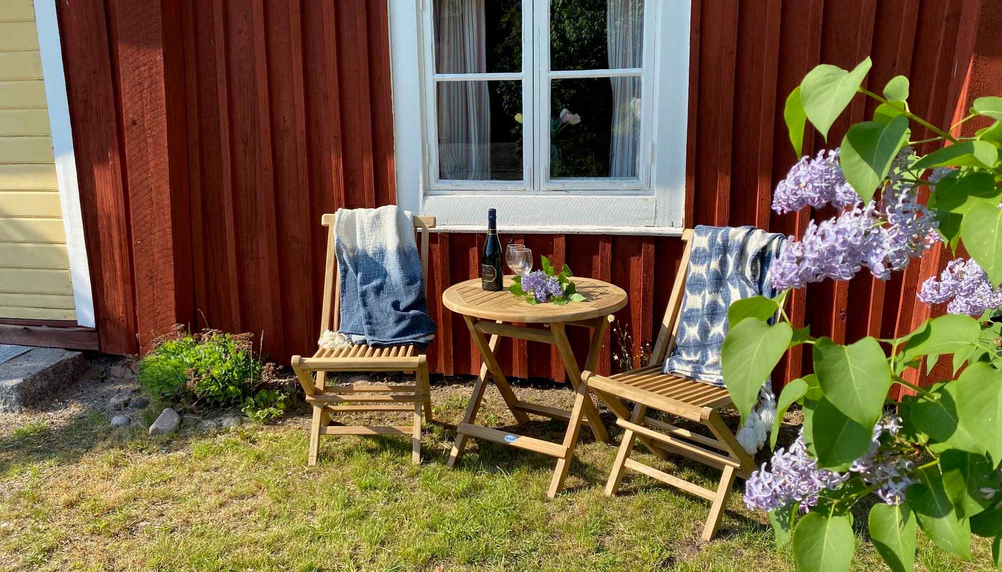 Skagen cafegrupp uppdukad för fin fika i trädgården. Liten grupp i teak, från Hartman.