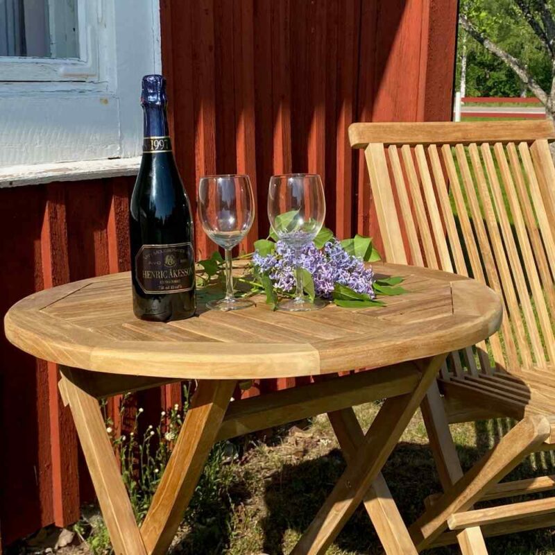 Sommar vid husknuten. Plats för fika på fina bord Skagen i teak, från Hartman.