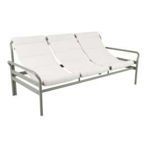 Sling soffa för uteplatsen. Luftig och lekfulla loungesoffa i aluminium, nordic green, från Brafab.