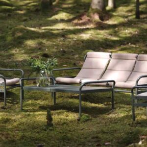 Häftiga Sling soffgrupp från Brafab. Inspirerad av hängmattan uppställd i lummig skugga.
