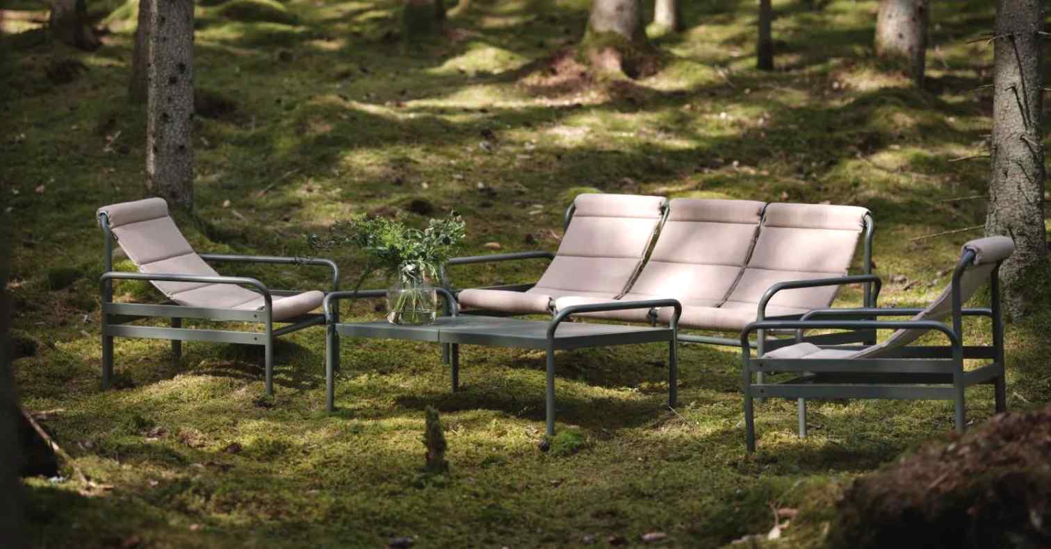 Häftiga Sling soffgrupp från Brafab. Inspirerad av hängmattan uppställd i lummig skugga.