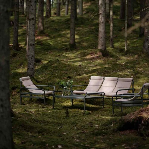 Miljöbild på uftiga och lekfulla Sling loungegrupp i aluminium, nordic green, från Brafab.