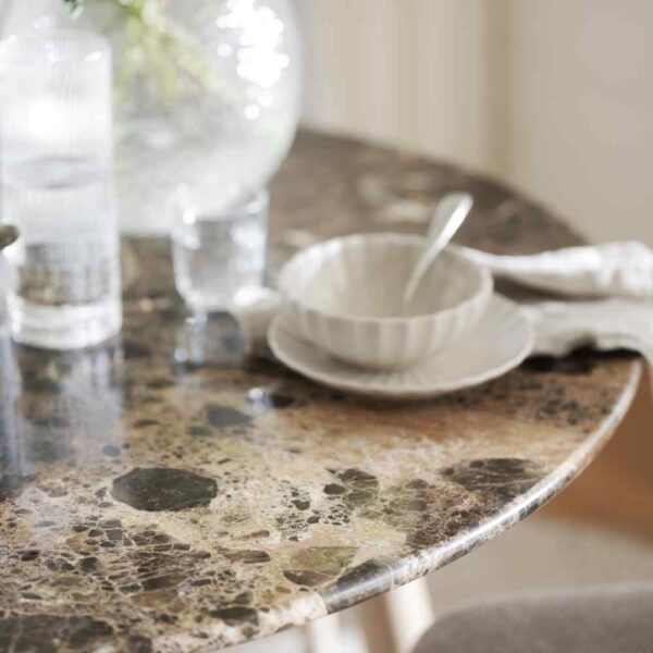 Taransay runt matbord i marmor i närbild.