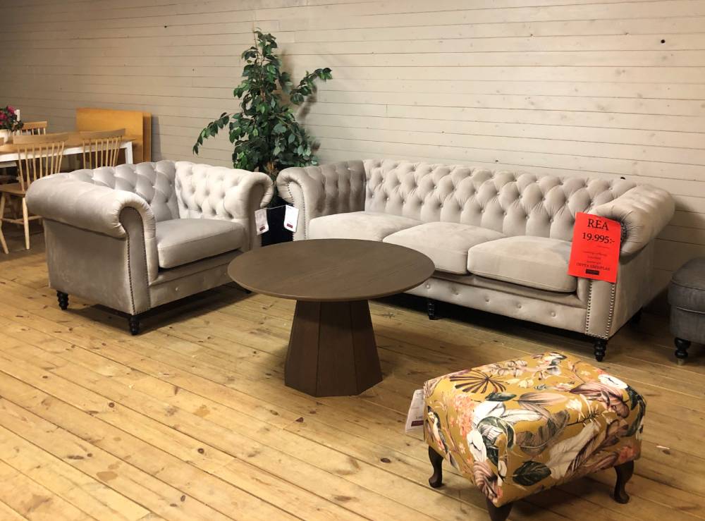 Miljöbild med Camebridge sammets soffa och fåtölj. Reamöbler i chesterfield-modell.