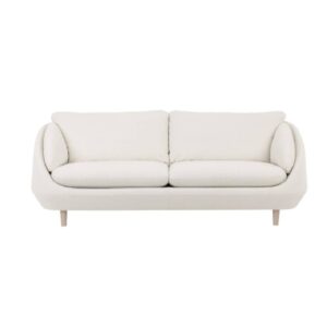 Ross 3-sits soffa från Brunstad har ett mjukt utseende med strama ytterlinjer. Här i tyg Barum samt med vitoljade ben.