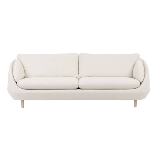 Ross 3,5-sits soffa från Brunstad har ett mjukt utseende med strama ytterlinjer. Här i tyg Alta samt med vitoljade ben.