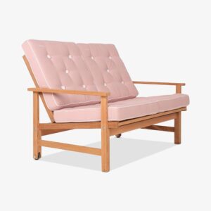 Sidovy av Fri Forms 2-sits soffa 1208. Här i träslaget Redwood samt kompletterad med milt rosa dynor.