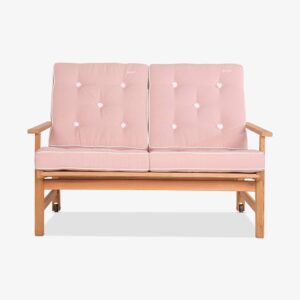 Fri Forms 2-sits soffa 1208. Här i träslaget Redwood samt kompletterad med milt rosa dynor.