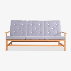 Fri Forms 3-sits soffa 1209. Här i träslaget Redwood samt kompletterad med ljusblå dynor.