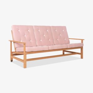 Sidovy av Fri Forms 3-sits soffa 1209. Här i träslaget Redwood samt kompletterad med milt rosa dynor.