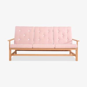Fri Forms 3-sits soffa 1209. Här i träslaget Redwood samt kompletterad med milt rosa dynor.