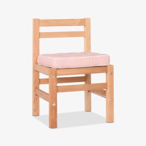 Fri Forms klassiska stol 1206. Här i träslaget Redwood samt en sittdyna i en mild rosa ton.