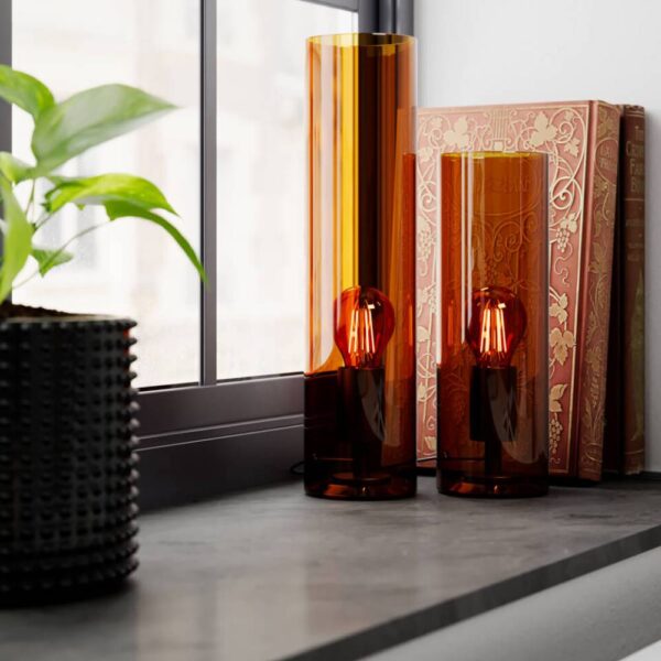 Fönstermiljö med Flake bordslampa cognac i glas från By Rydéns.
