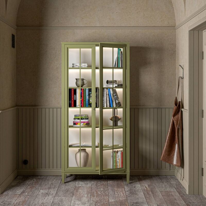 Miljö med Stockholm 2.0 French Green. Grönt 2-dörrars vitrinskåp i modern klassisk stil i från Englesson.