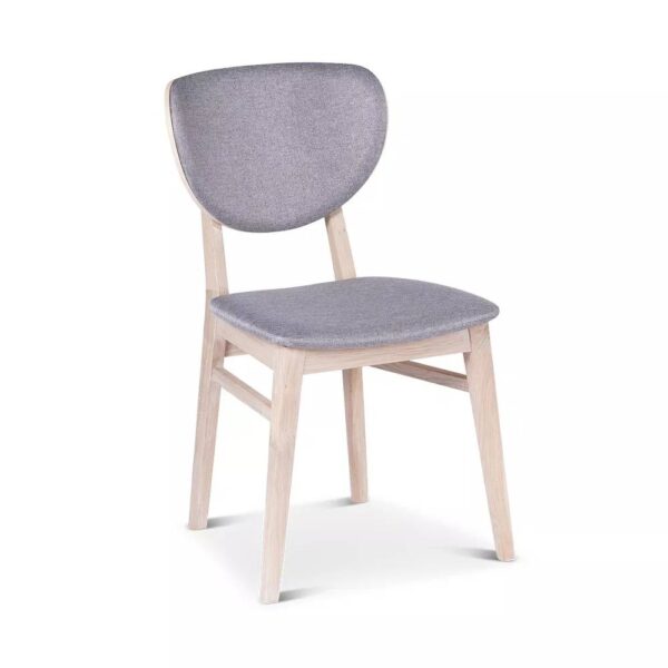 Fårö stol med svängd, klädd rygg och sits. Vitoljad stol från Stenexpo.