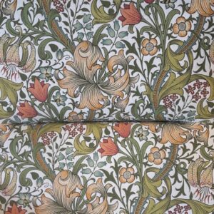 Närbild blommigt tyg William Morris.