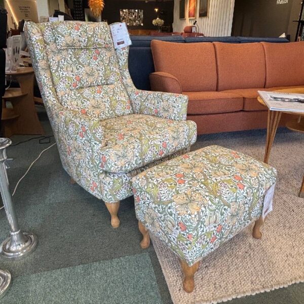 Visby fåtölj med fotpall i fint mönstrat tyg från William Morris.