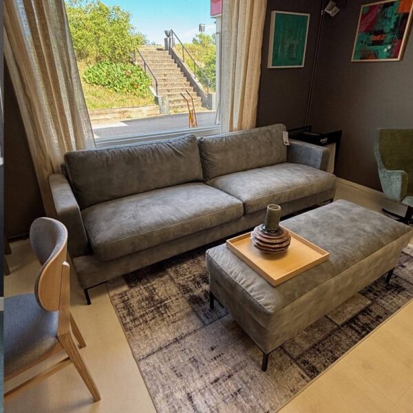 Soffa London Deep i ljusgrått tyg.
