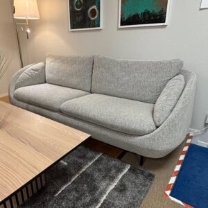 Ross 3-sitssoffa i tyg Hem Silver. Snygg design från Brunstad.