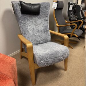 Brilliant fårskinnsfåtölj med ställbar rygg från Above. Fårskinn Graphite och oljad ek.