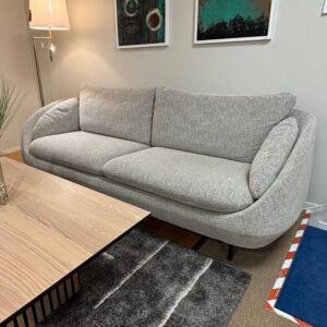 Soffa Ross från norska Brunstad i ett grått tyg.