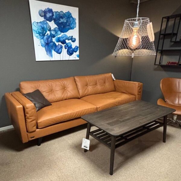 Soffa Weston klädd i Classic läder Cognac.