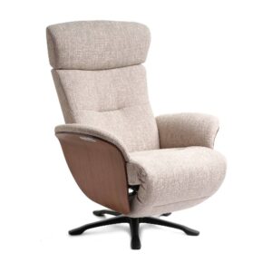 Conforms elfåtölj Nova med sömlös harmoni mellan funktion och avkoppling. Beige tyg. Svensktillverkad