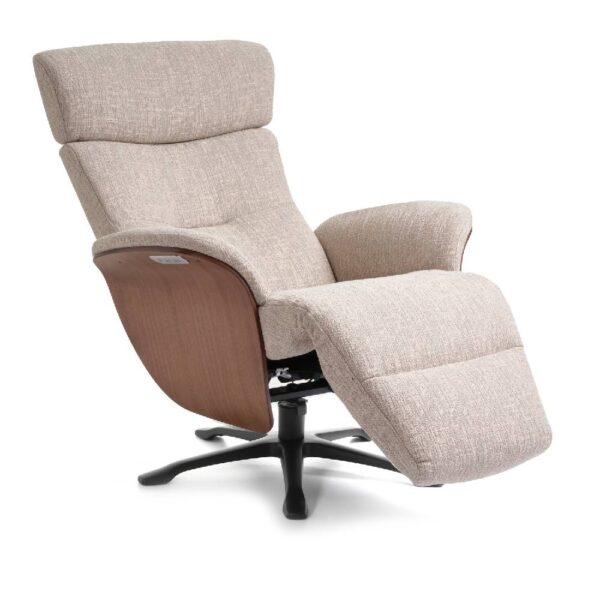 Conforms elfåtölj Nova i beige tyg med fotstöd delvis utfällt. Svensktillverkad