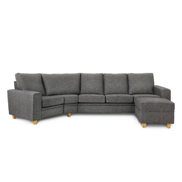 Pluz är en modulsoffa tillverkad av Möbelform. Här som en svängd variant med lös pall.