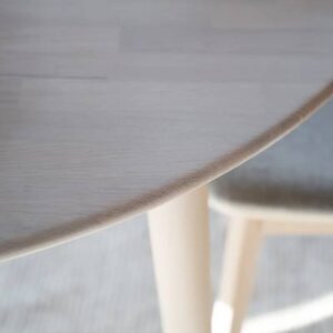 Detaljbild bordsskiva, Tyler matbord i vitoljad ek.