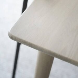 Detaljbild bordsskiva, Tyler rektangulärt matbord i vitoljad ek.