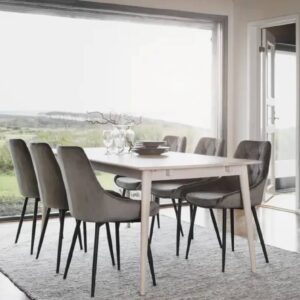 Miljöbild på Rowicos rektangulära matbord Tyler i vitoljad ek.