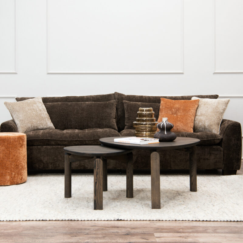 Soffa ideal byggbar i brunt tyg. Miljöbild.